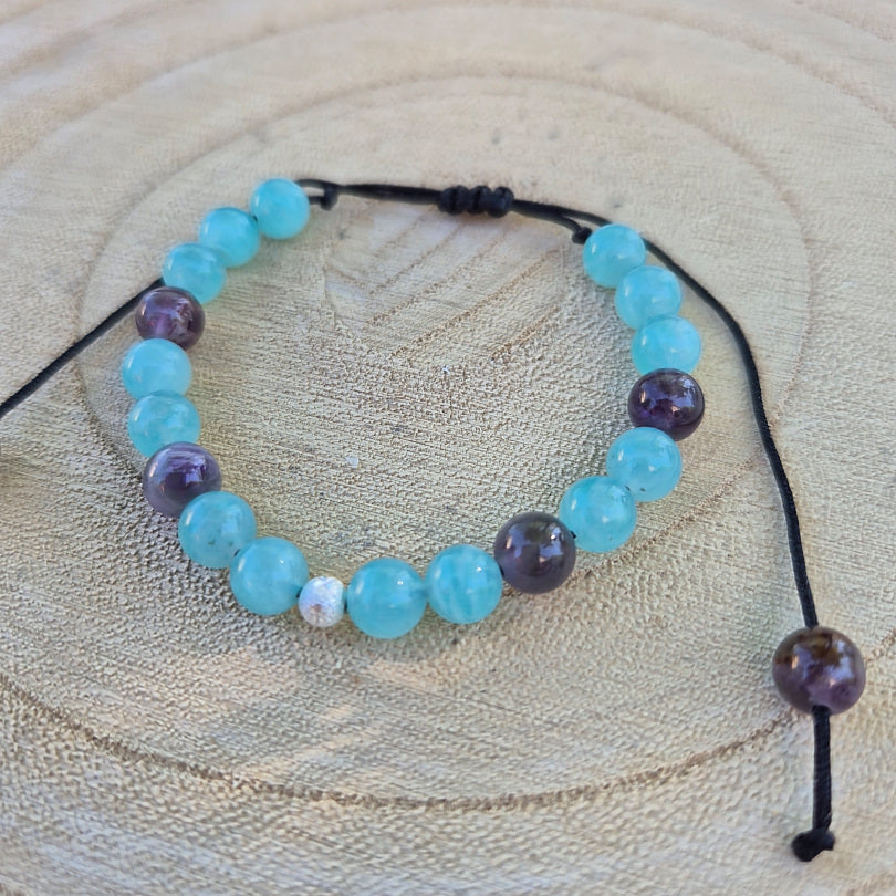 Bracelet enfant en Amazonite et Améthyste, fermeture macramé réglable, pierre de douceur et de communication apaisée.