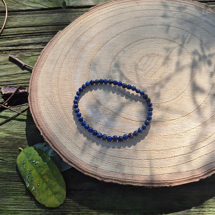 Bracelet en perles de 4 mm en lapis lazuli naturel d’Afghanistan, pierre de sagesse, d’intuition et de sérénité.