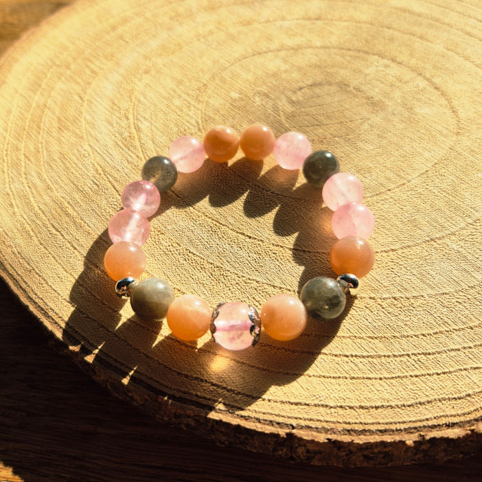 Bracelet en Pierre de Soleil, Quartz Rose et Labradorite — confiance en soi, estime personnelle et rayonnement positif.