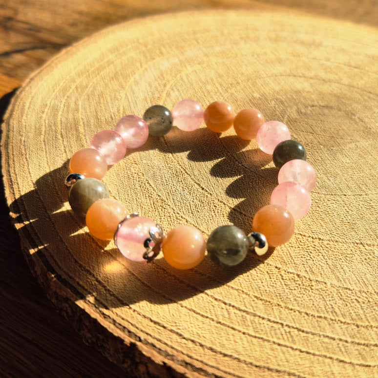 Bracelet en Pierre de Soleil, Quartz Rose et Labradorite — confiance en soi, estime personnelle et rayonnement positif.
