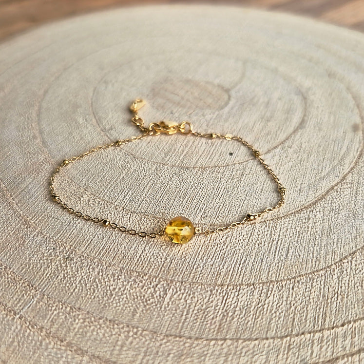 Bracelet en ambre naturel avec une perle de 6 mm monté sur chaîne en acier inoxydable, création Les Secrets de G&M