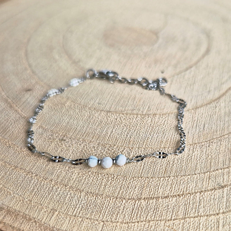 Bracelet en acier inoxydable avec trois perles de howlite naturelle blanche, création Les Secrets de G&M