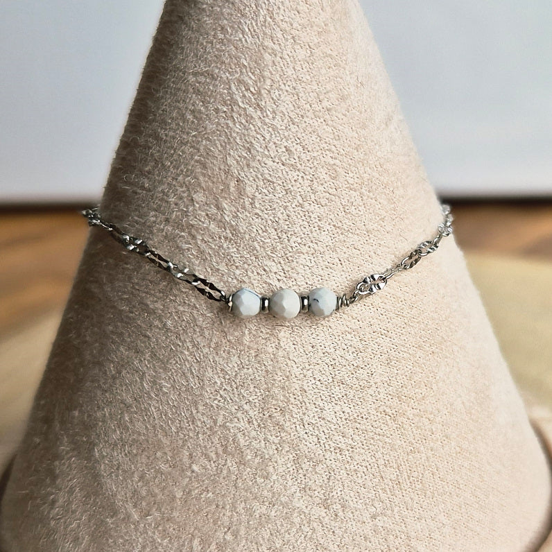 Bracelet en acier inoxydable avec trois perles de howlite naturelle blanche, création Les Secrets de G&M