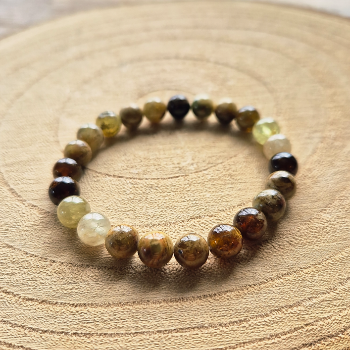 Bracelet en grenat vert du Mali perles 8 mm, bracelet naturel utilisé en lithothérapie pour la vitalité, l’ancrage et la croissance personnelle.