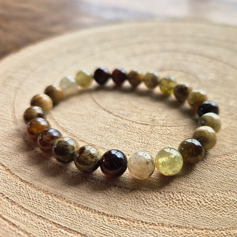 Bracelet en grenat vert du Mali perles 8 mm, bracelet naturel utilisé en lithothérapie pour la vitalité, l’ancrage et la croissance personnelle.