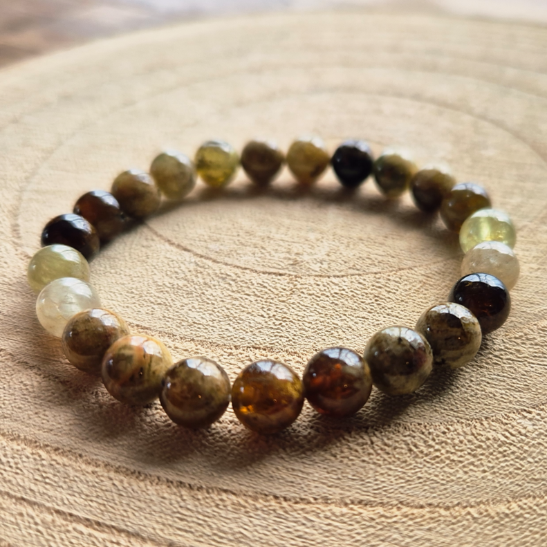 Bracelet en grenat vert du Mali perles 8 mm, bracelet naturel utilisé en lithothérapie pour la vitalité, l’ancrage et la croissance personnelle.