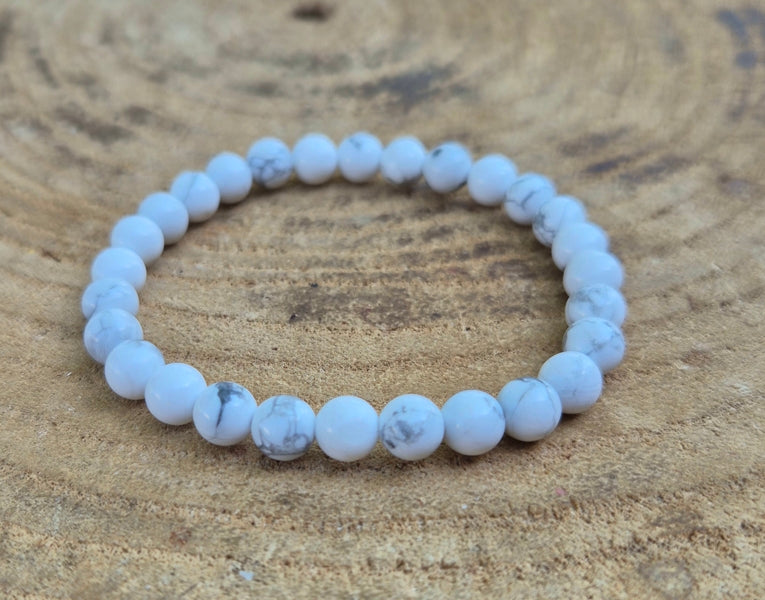 Bracelet en howlite naturelle du Zimbabwe perles 6 mm, bracelet utilisé en lithothérapie pour l’apaisement et le calme intérieur.