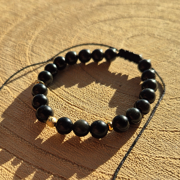 Bracelet réglable en obsidienne œil céleste naturelle 6 mm, monté sur cordon macramé, création artisanale Les Secrets de G&M