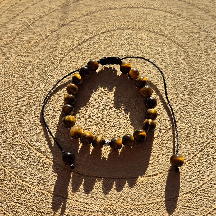 Bracelet réglable en œil de tigre naturel 6 mm, monté sur cordon macramé, création artisanale Les Secrets de G&M