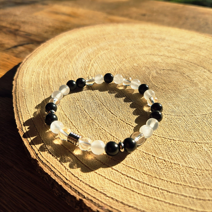 Bracelet purifiant en Shungite, Sélénite et Cristal de Roche — nettoyage de l’aura et protection énergétique naturelle.