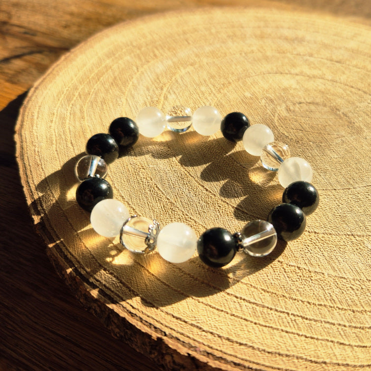 Bracelet purifiant en Shungite, Sélénite et Cristal de Roche — nettoyage de l’aura et protection énergétique naturelle.