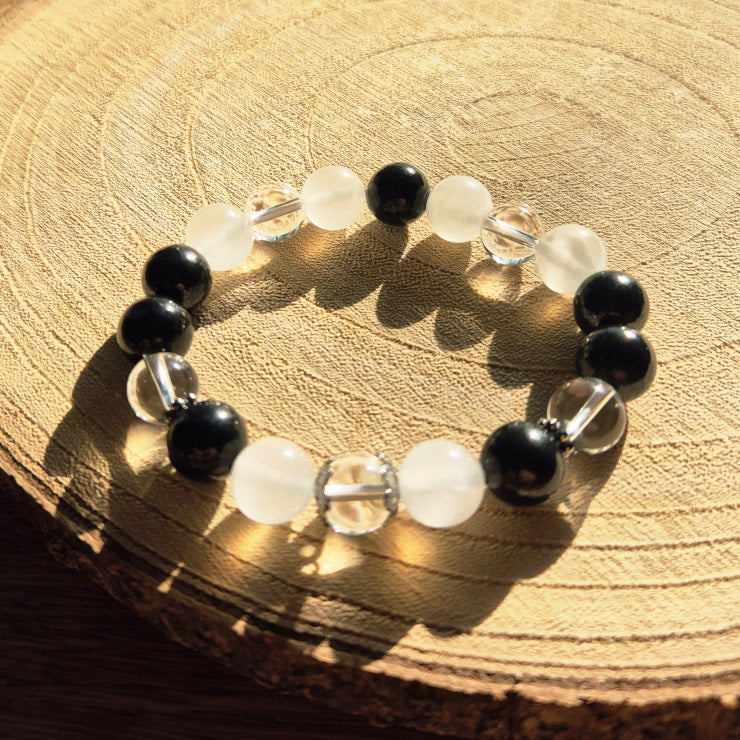 Bracelet purifiant en Shungite, Sélénite et Cristal de Roche — nettoyage de l’aura et protection énergétique naturelle.