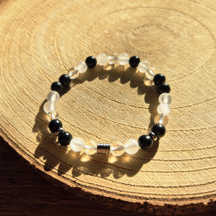 Bracelet purifiant en Shungite, Sélénite et Cristal de Roche — nettoyage de l’aura et protection énergétique naturelle.