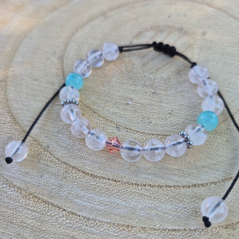 Bracelet en Quartz Rose et Amazonite, fermeture macramé réglable, pierre de douceur, d’amour et de communication apaisée, adaptable du poignet enfant à adulte.