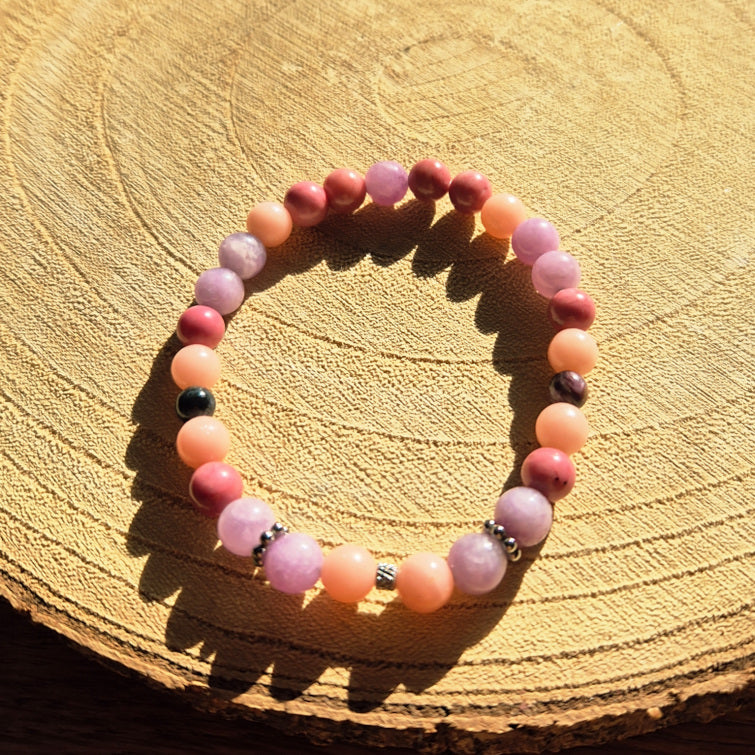 Bracelet émotionnel en Charoïte, Rhodonite, Opale Rose et Lépidolite — apaise les peurs et apporte tendresse et réconfort intérieur.
