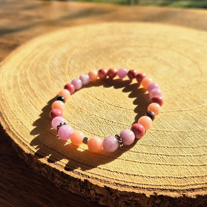Bracelet émotionnel en Charoïte, Rhodonite, Opale Rose et Lépidolite — apaise les peurs et apporte tendresse et réconfort intérieur.
