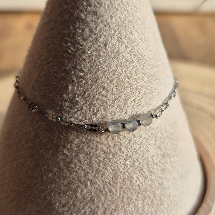 Bracelet fin en Labradorite naturelle 2 à 3 mm avec trois perles, monté sur chaîne argent en acier inoxydable, création artisanale Les Secrets de G&M.