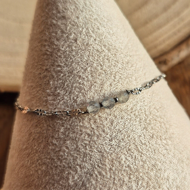 Bracelet fin en Labradorite naturelle 2 à 3 mm avec trois perles, monté sur chaîne argent en acier inoxydable, création artisanale Les Secrets de G&M.