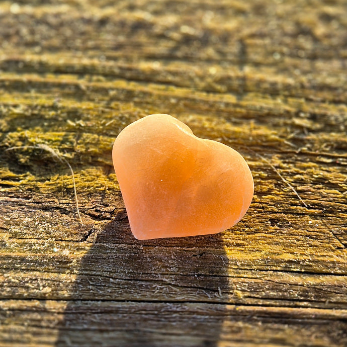 Galet Coeur en Sélénite Orange du Maroc 4.5cm