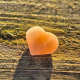 Galet Coeur en Sélénite Orange du Maroc 4.5cm