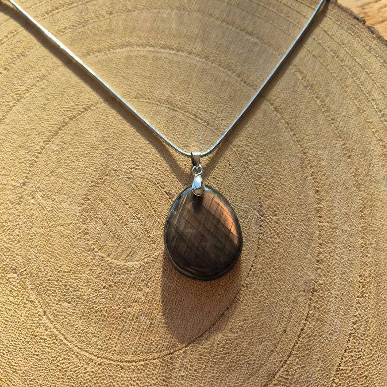 Collier avec pendentif en labradorite aux reflets beige rosé sur chaîne.