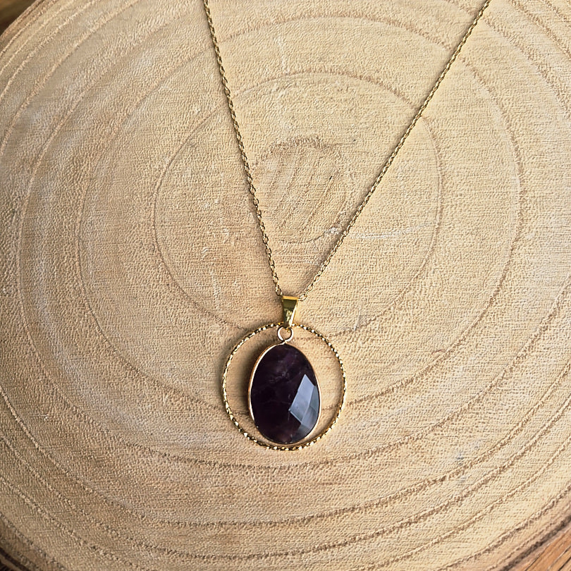 Collier en améthyste naturelle sertie sur chaîne en acier inoxydable, création Les Secrets de G&M