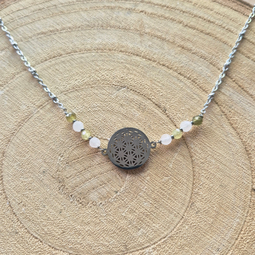 Collier grenat vert et quartz rose avec Fleur de Vie – création Les Secrets de G&M en acier inoxydable, bijou symbolique et harmonisant