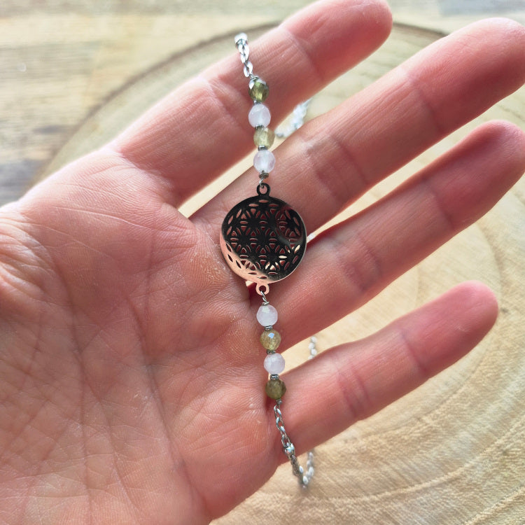 Collier grenat vert et quartz rose avec Fleur de Vie – création Les Secrets de G&M en acier inoxydable, bijou symbolique et harmonisant