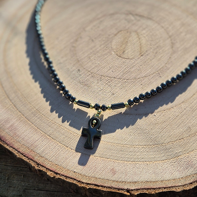 Collier Perles en Hématite Pendentif Croix