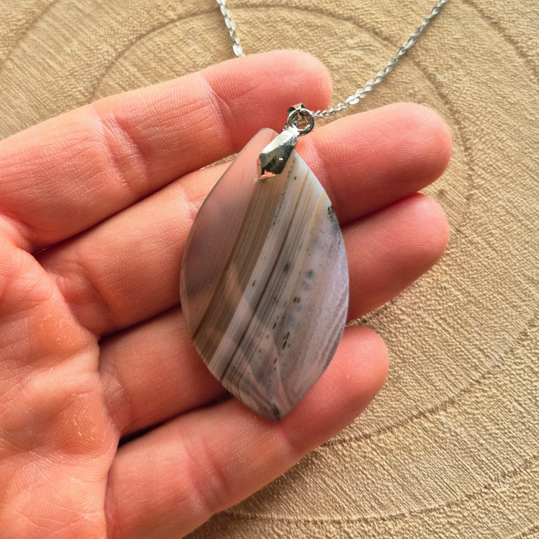 Collier en agate double pointe – pendentif en pierre naturelle sur chaîne acier inoxydable, bijou élégant et harmonisant