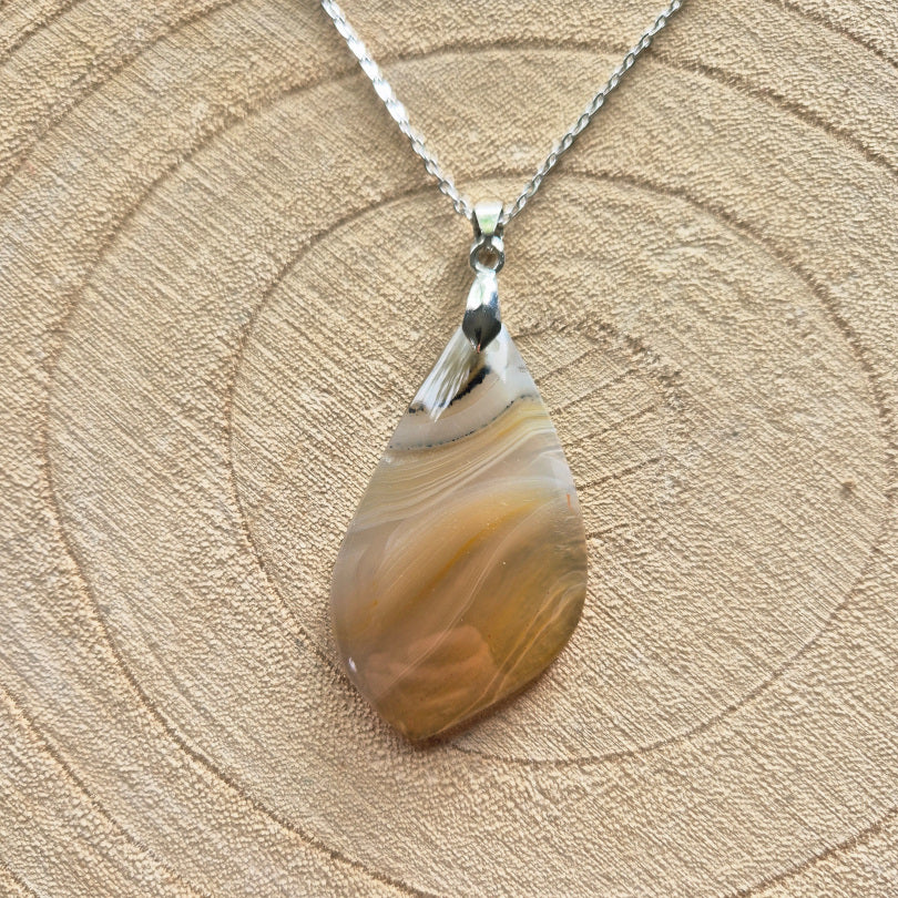 Collier en agate goutte asymétrique – pierre naturelle sur chaîne acier inoxydable, bijou élégant et authentique