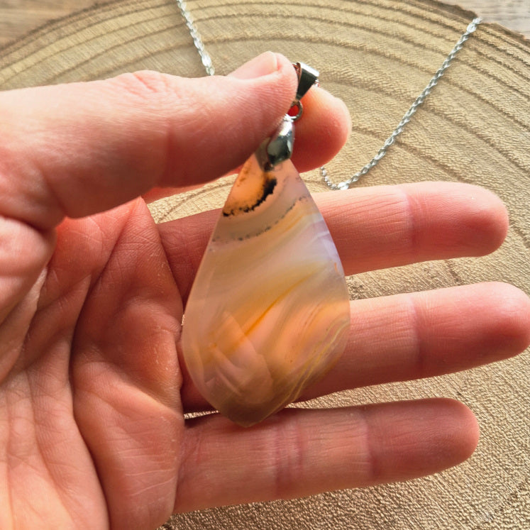 Collier en agate goutte asymétrique – pierre naturelle sur chaîne acier inoxydable, bijou élégant et authentique
