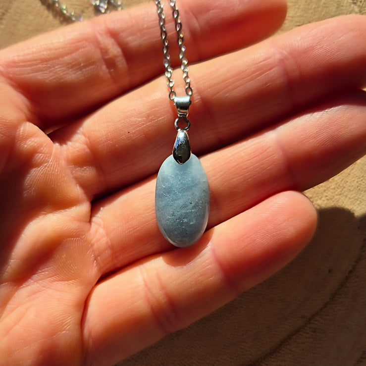 Collier avec petit pendentif en aigue-marine bleu clair sur chaîne.