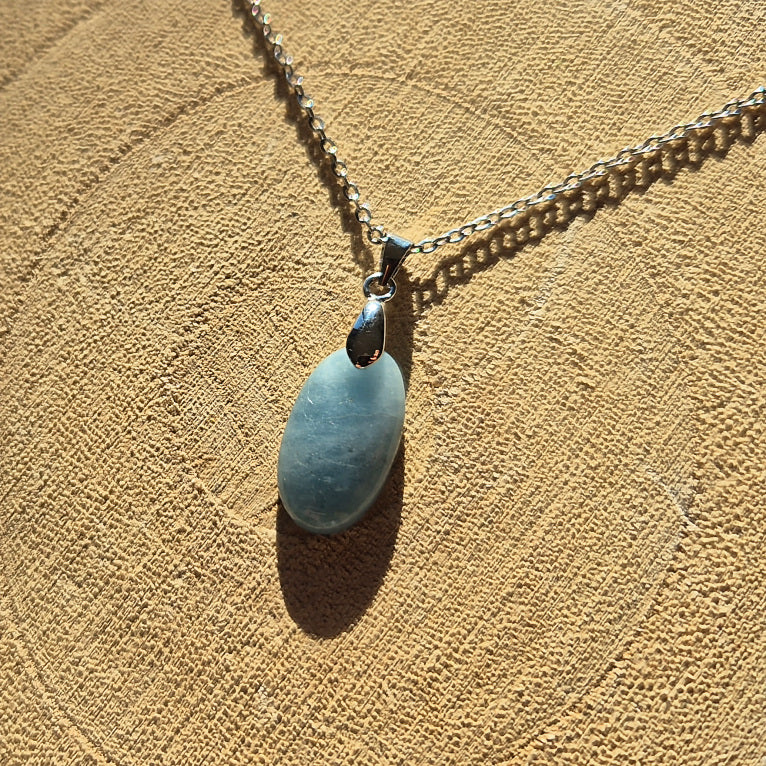 Collier avec petit pendentif en aigue-marine bleu clair sur chaîne.
