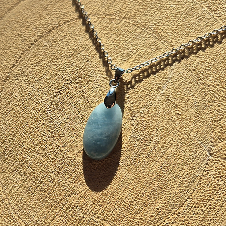 Collier avec petit pendentif en aigue-marine bleu clair sur chaîne.