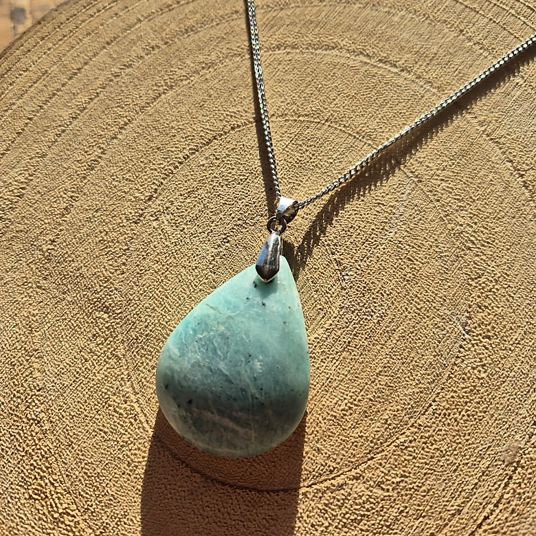Collier avec pendentif goutte en amazonite bleu-vert sur chaîne.