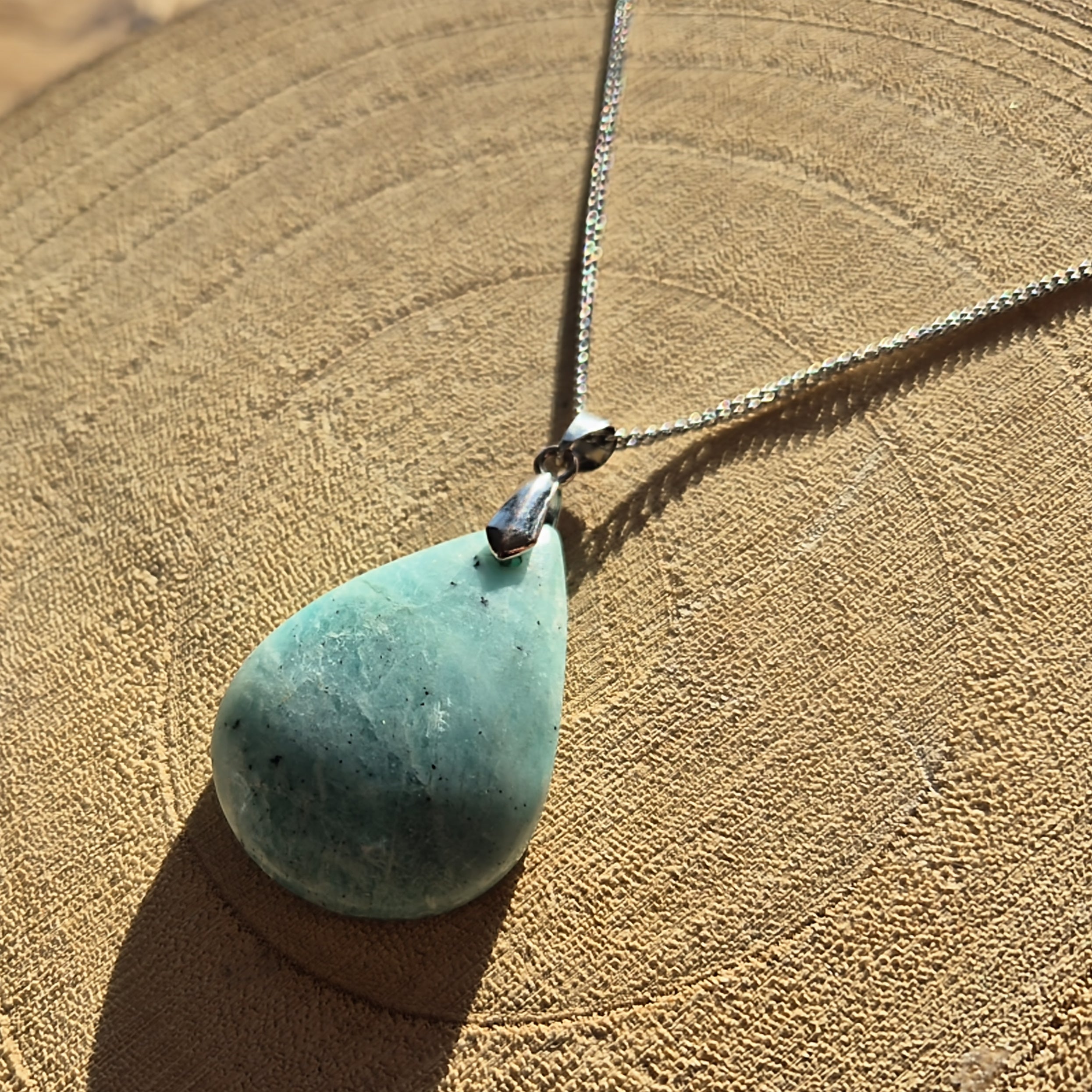 Collier avec pendentif goutte en amazonite bleu-vert sur chaîne.