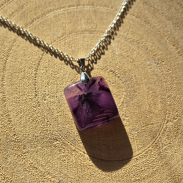 Collier avec pendentif carré en améthyste violette sur chaîne.