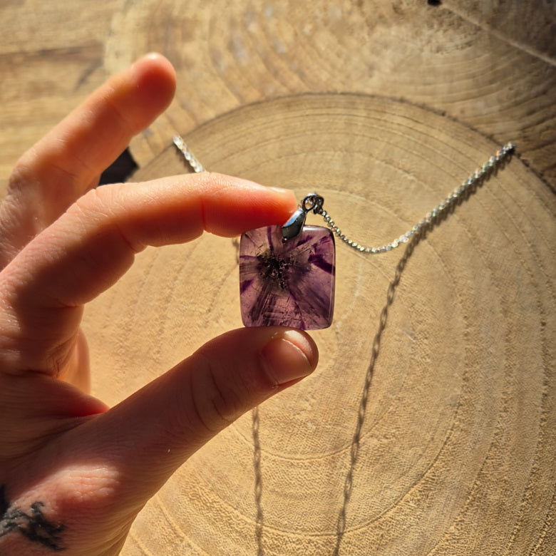 Collier avec pendentif carré en améthyste violette sur chaîne.