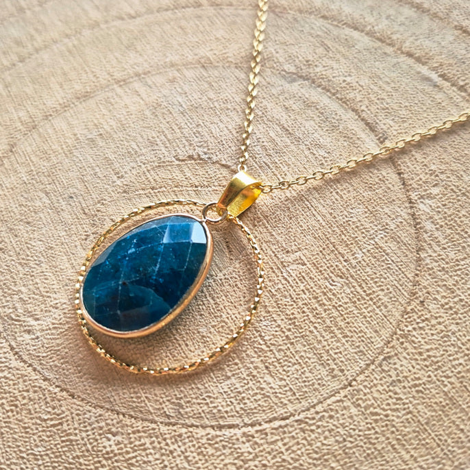 Collier en apatite bleue naturelle sertie sur chaîne en acier inoxydable, création Les Secrets de G&M