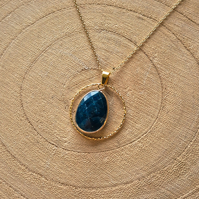 Collier en apatite bleue naturelle sertie sur chaîne en acier inoxydable, création Les Secrets de G&M