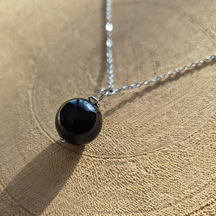 Collier avec perle boule en obsidienne noire – création Les Secrets de G&M.