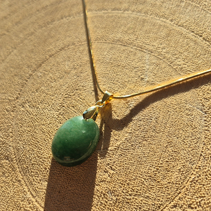 Collier avec petit pendentif en aventurine verte d’environ 1,8 cm sur chaîne.