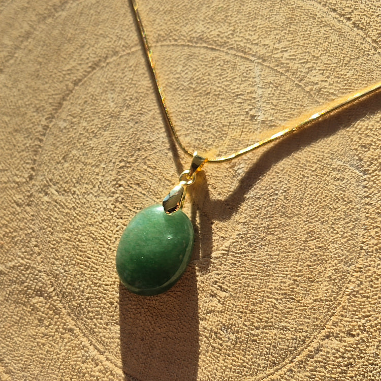 Collier avec petit pendentif en aventurine verte d’environ 1,8 cm sur chaîne.
