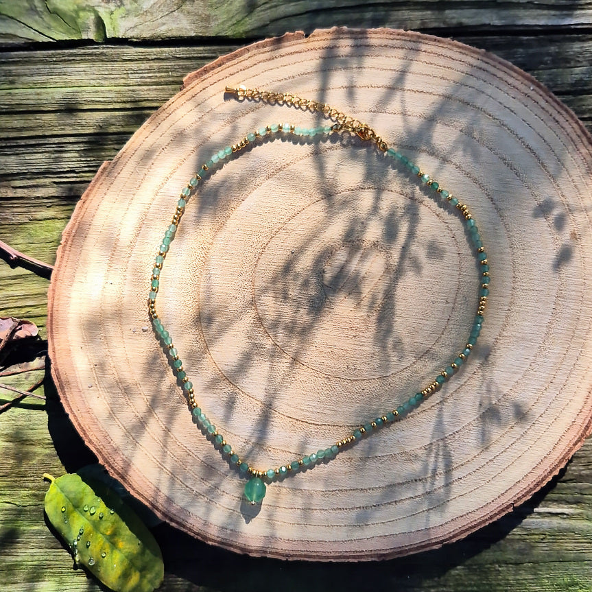 Collier Essentiana en aventurine verte avec acier inoxydable doré, bijou raffiné symbolisant chance, harmonie et équilibre.