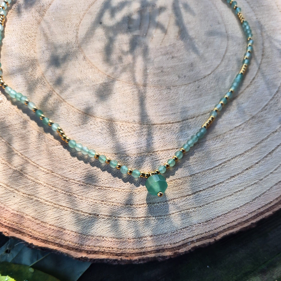 Collier Essentiana en aventurine verte avec acier inoxydable doré, bijou raffiné symbolisant chance, harmonie et équilibre.
