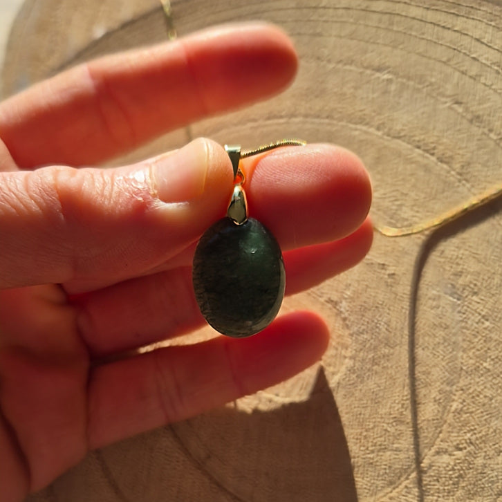 Collier avec petit pendentif en aventurine verte d’environ 1,8 cm sur chaîne.