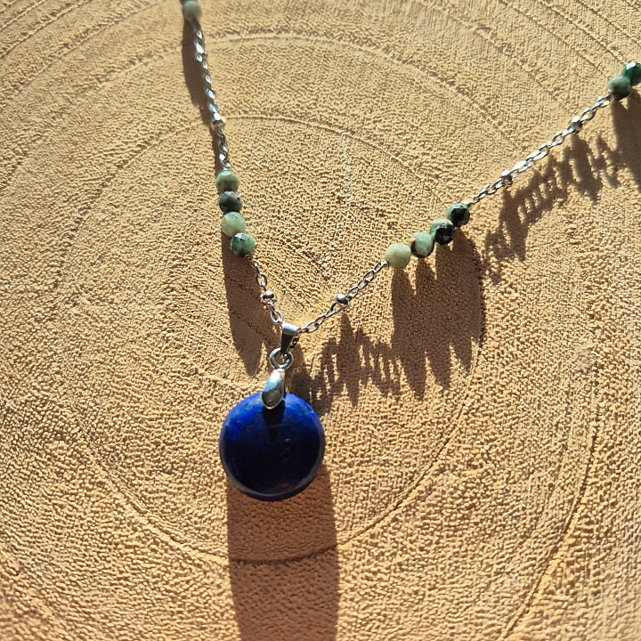 Collier avec pendentif en lapis lazuli et perles en émeraude – création Les Secrets de G&M.