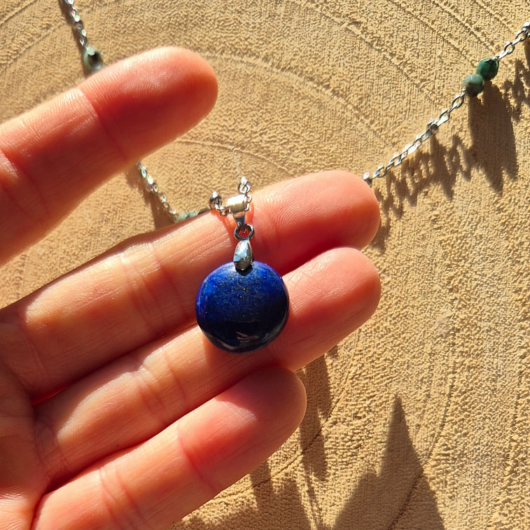 Collier avec pendentif en lapis lazuli et perles en émeraude – création Les Secrets de G&M.