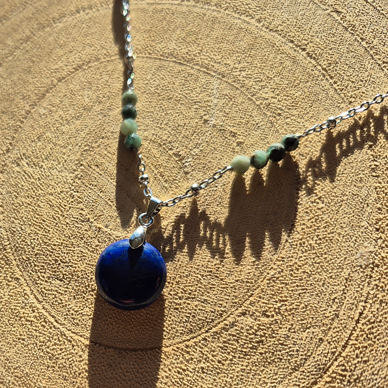 Collier avec pendentif en lapis lazuli et perles en émeraude – création Les Secrets de G&M.